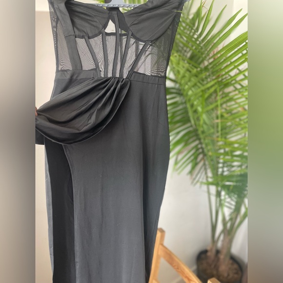 BEAUTIFUL PARTY GOWN CUT BACK WITH SHEER TOP - Picture 8 of 11